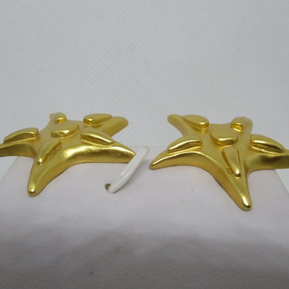 Starfish Matt Finish Gold Tone Clip On Earrings - Picture 5 of 8